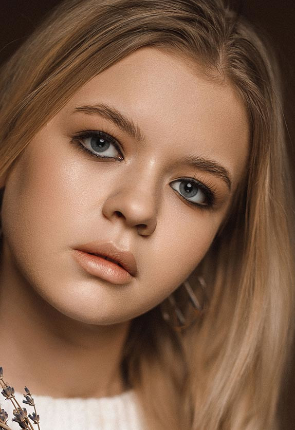 pomalowana kobieta, klinika medycyny estetycznej roseti med&beuaty w myślenicach