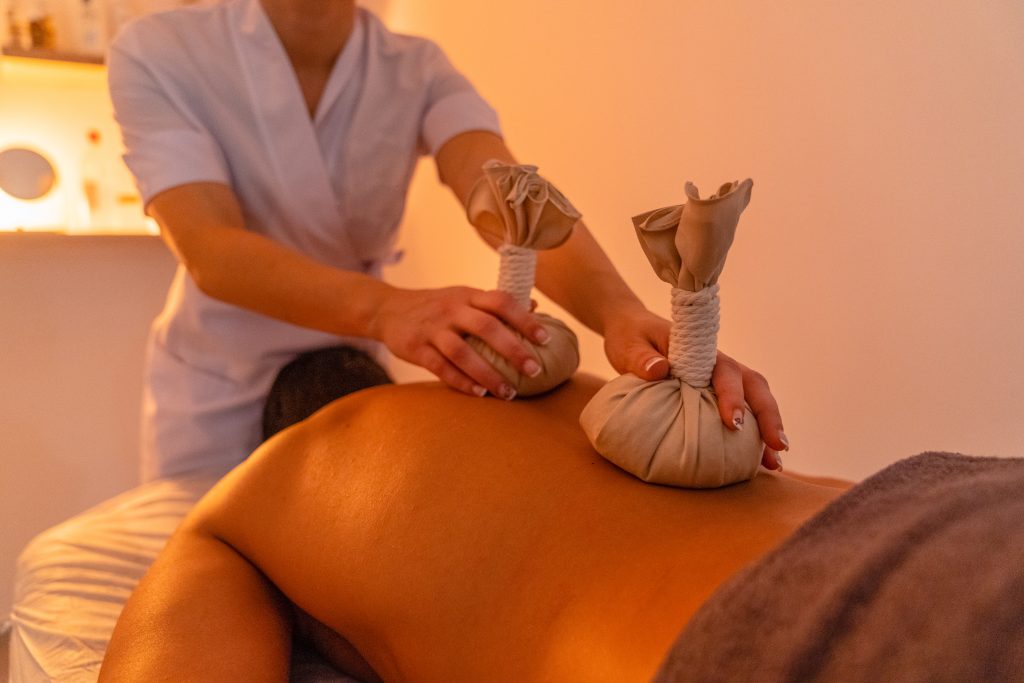 masaż stemplami ziołowymi